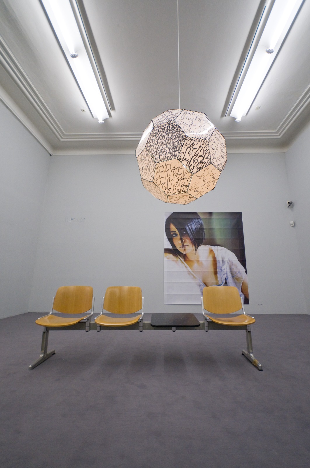 steirischer herbst 2008, Common Affairs, Graz – Handbeschriftete Lampe über Sitzreihe, Foto: Wolf Silveri