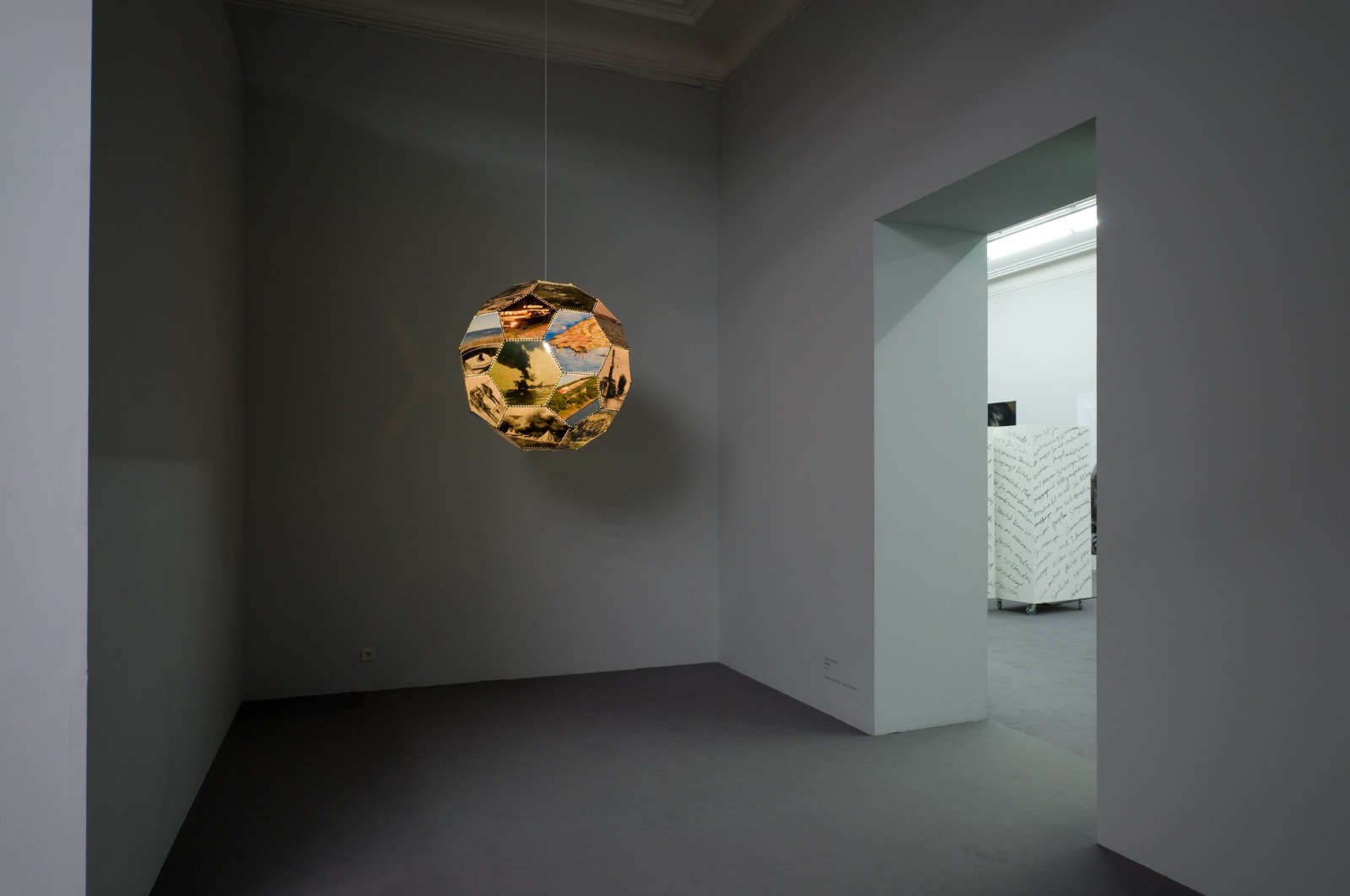 steirischer herbst 2008, Common Affairs, Graz – abgedunkelter Raum mit Bildlampe, Foto: Wolf Silveri