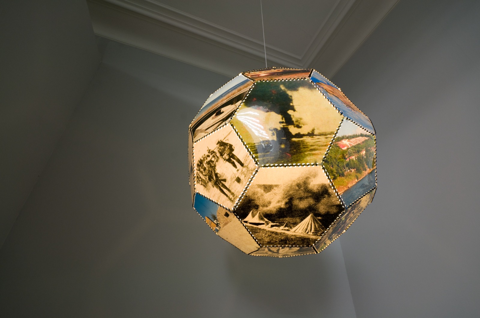 steirischer herbst 2008, Common Affairs, Graz – Detail der Bildlampe, Foto: Wolf Silveri